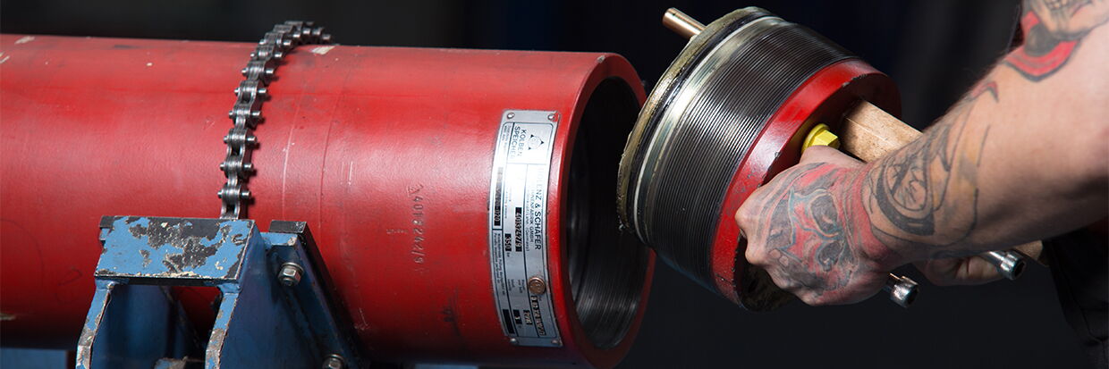 Ein Techniker bereitet Messgeräte und Druckbehälter für die Sicherheitsprüfung vor.