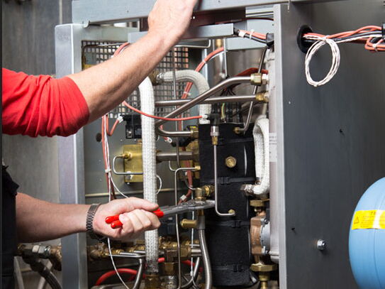 Servicetechniker arbeitet an einem Temperiergerät während Wartung, Reparatur, Service und Prüfstandtests bei FIMRO