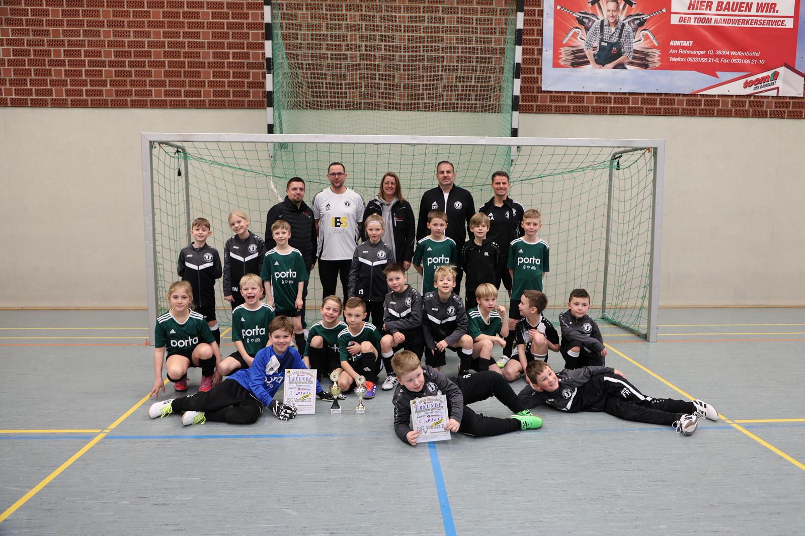 Gruppenbild der JSG Vorharz mit Mitarbeitenden der FIMRO GmbH - Thomas Gerlach