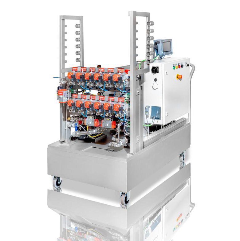 Industrielle Anlage mit vielen Ventilen und Schläuchen auf einem fahrbaren Untersatz