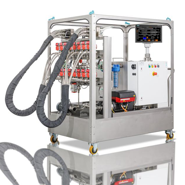 Industrielle Anlage mit vielen roten Ventilen, Schläuchen und einem Touchscreen-Display